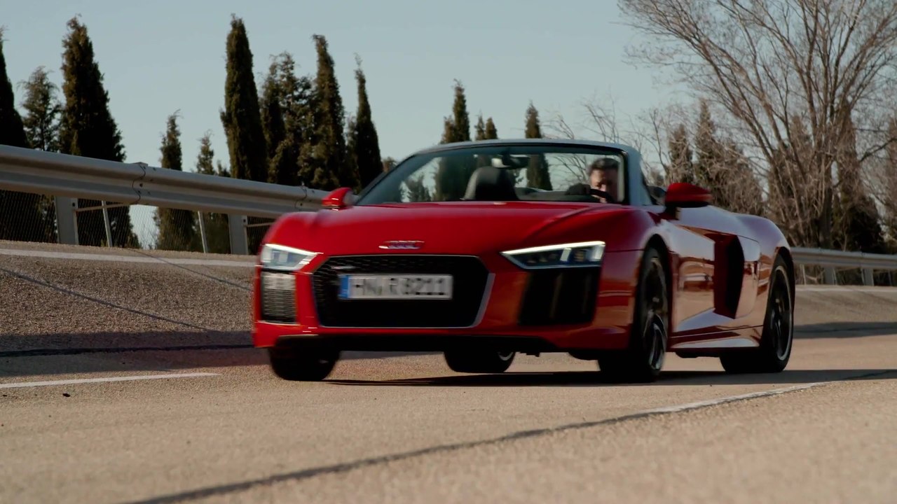 Audi R8 Spy­der V10 RWS Driving demo on the track
