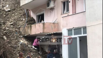 Gjirokastër, askush nuk i ndihmon, banorët e pallatit heqin vetë baltën