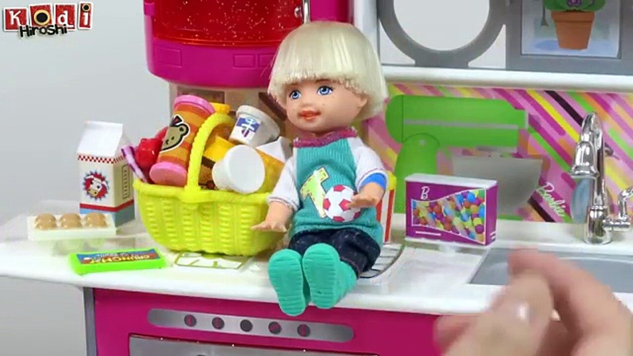 ABASTECENDO A GELADEIRA E O ARMÁRIO DA COZINHA DA BARBIE COMIDINHA E MINI BONECA
