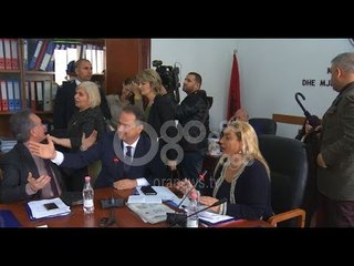 Ora News - Debate për mungesën e Kumbaros tek Komisioni i Medias, ikën mazhoranca