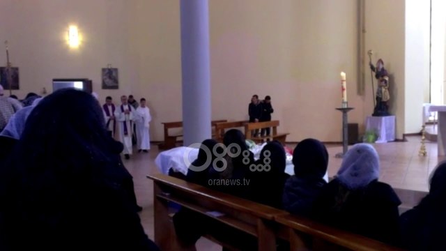 Ora News - U shuan në aksident, përcillen në banesën e fundit babai me dy fëmijët