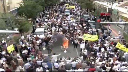 İran'da Trump Öfkesi Protestocular Trump'ın Kuklasını Ateşe Verdi