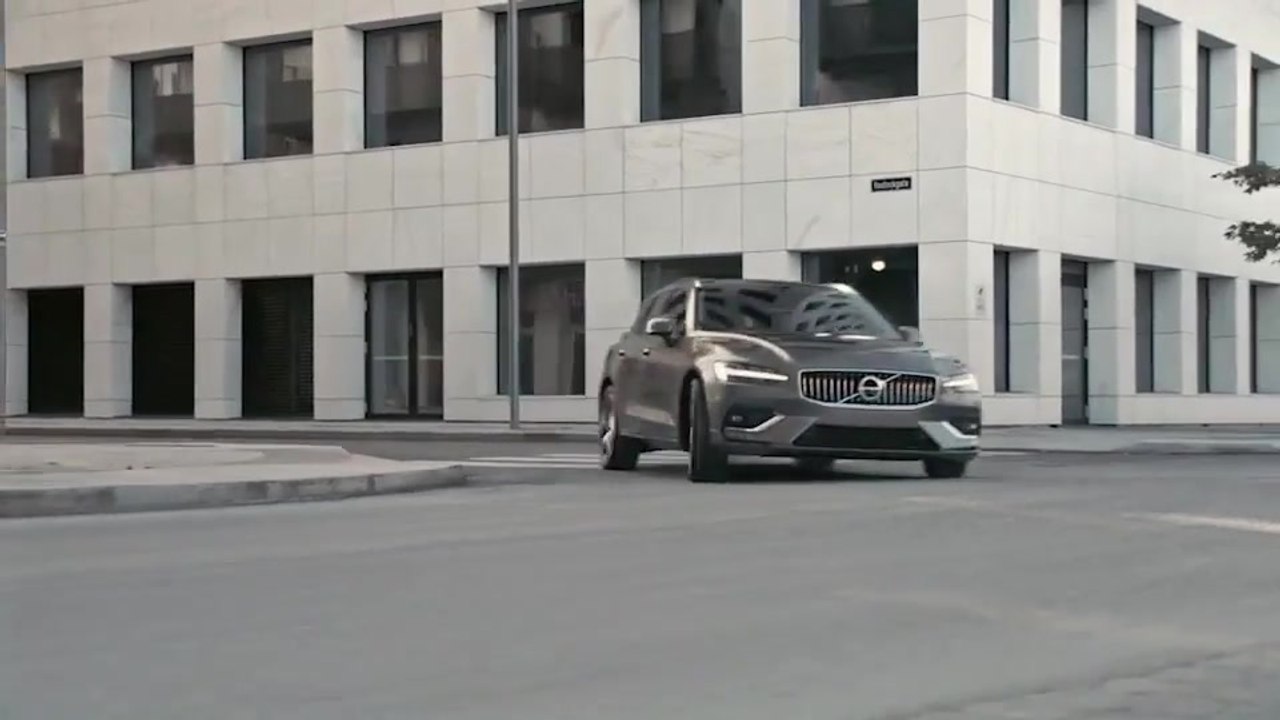 Volvo Cars and Volvo Trucks share live vehicle data to improve traffic safety