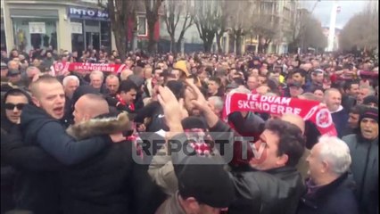 Report TV - Trukimet, Korça protestë kundër UEFA-s: Mos na vrisni ëndrrën