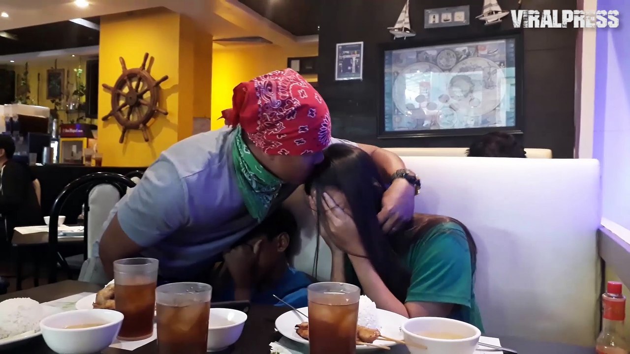 OFW Father Disguised As Waiter Surprises Waiter