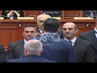 Ora News - "Zogjte e korbave!" Basha e PD i "vërsulet" Ramës në foltore më pas largohet