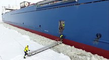 Une façon originale de monter dans un bateau cargo en marche