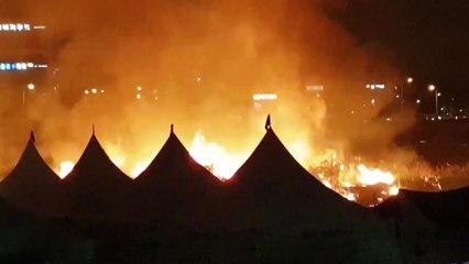 축제 불꽃놀이 중 화재...관람객 대피 / YTN