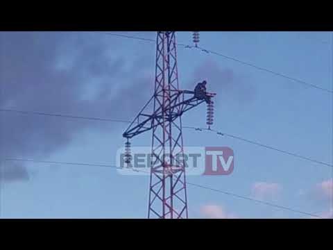 Report TV - Fier, një person kërcënon se do ​të hidhet nga shtylla e tensionit