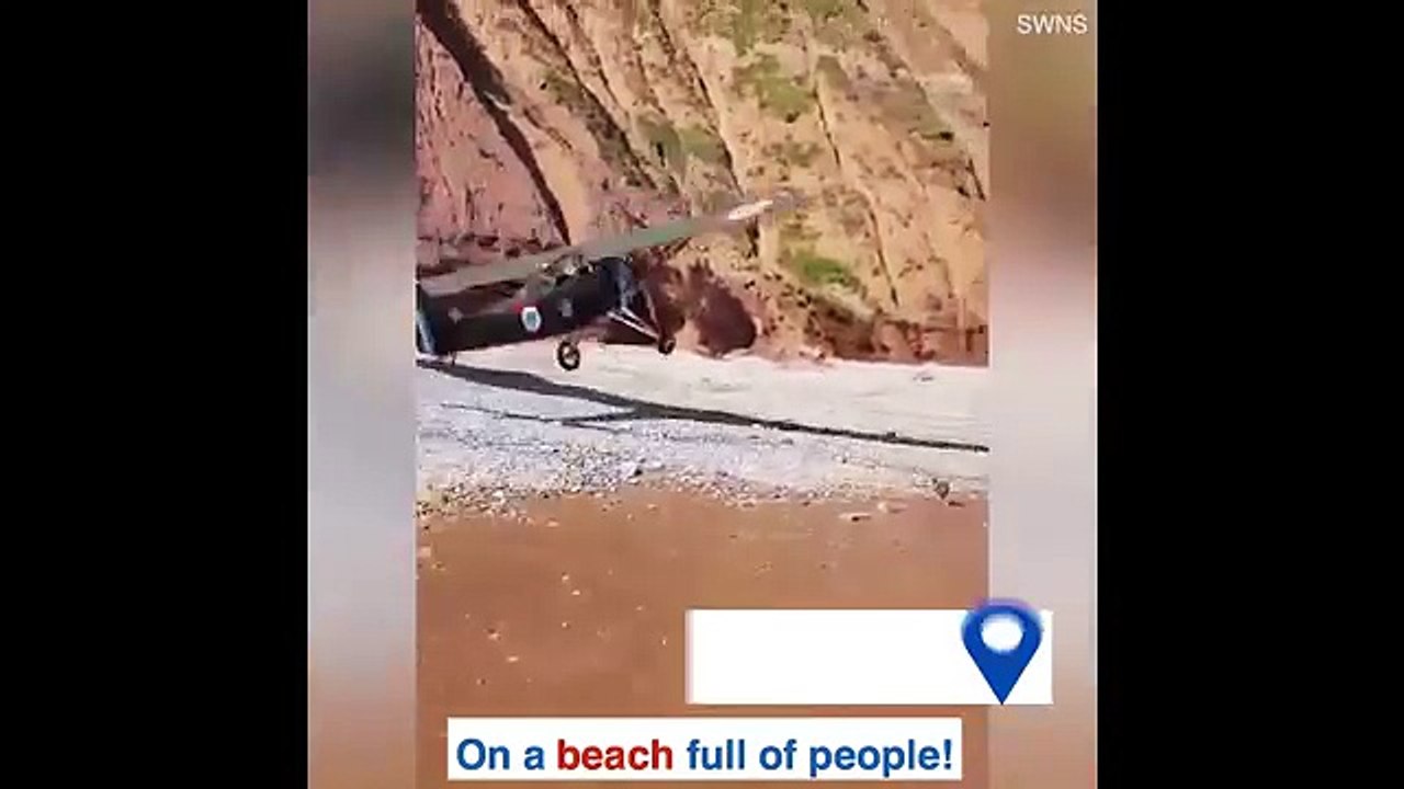 Un avion des années 1930 atterrit sur une plage