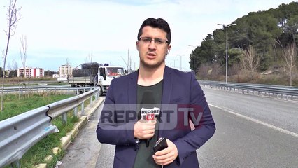 Report TV - LIVE/Kamioni në sens të kundërt në  vendin ku ndodhi aksidenti tragjik