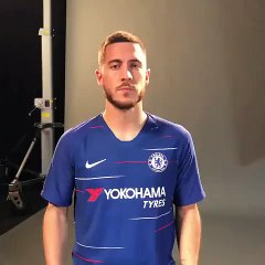 Hazard posa con la nueva camiseta del Chelsea