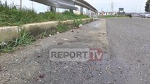 Report TV - Kavajë, i përplas makina në anë të rrugës, vdes vjehrri dhe nusja, shpëton fëmija