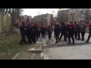 Ora News - Akte dhunë në Korçë, tifozët e Partizanit qëllojnë me gur tifozët e Skënderbeut