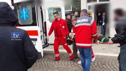 E DHIMBSHME : Sëmuret i moshuari në Prizren duke pritur në radhë për të marrë pensionin (Video)
