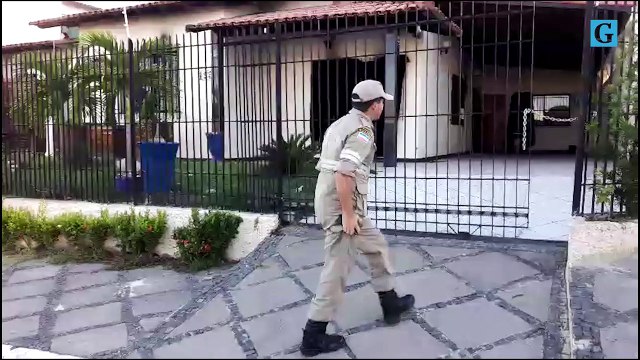 Chegada dos bombeiros ao imóvel incendiado em Linhares