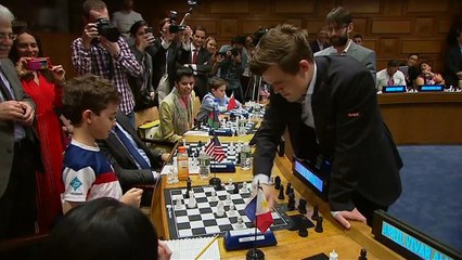 Magnus Carlsen spielt Schach gegen 15 Gegner gleichzeitig