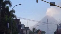 Indonesia: volcán en actividad obliga a la población a evacuar