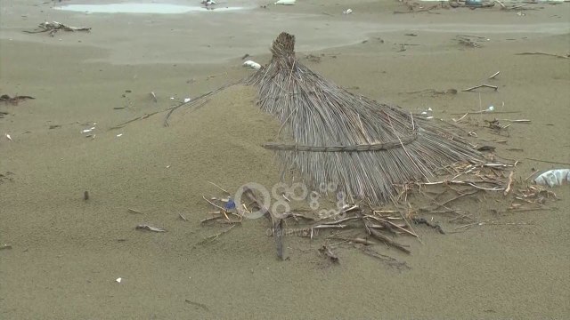 Ora News - Deti kthen mbeturinat, mbetjet urbane mbulojnë 13 km bregdet në Fier