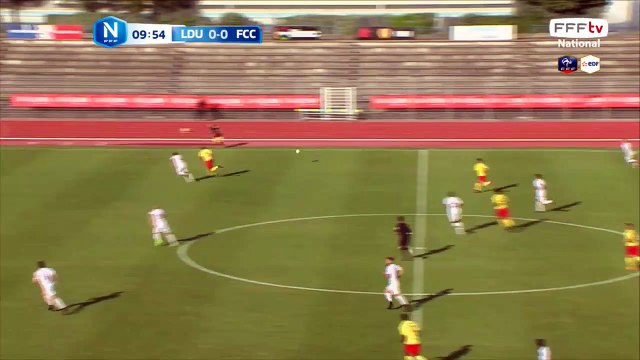 Super frappe de J.MENDES mais bien repoussée par le gardien du FC Chambly.