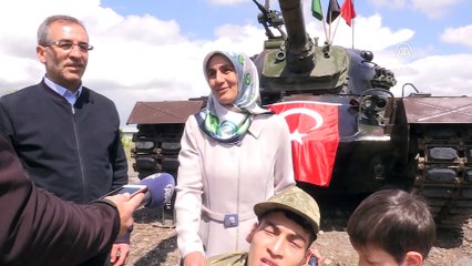 Kınalı elleriyle bir günlüğüne asker oldular - ERZURUM