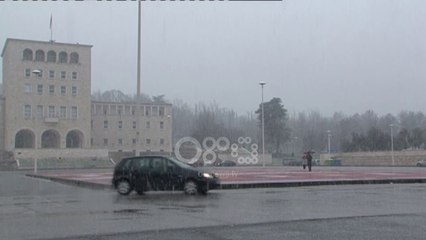 Ora News - Reshje të dendura dëbore edhe në Tiranë