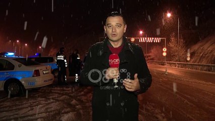 Ora News - Dëbora bllokon Krrabën, aksidenti me 6 automjete pezulloi 2 orë qarkullimin