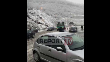 Report TV - Dëbora, rikthehet qarkullimi normal në rrugën Tiranë-Elbasan