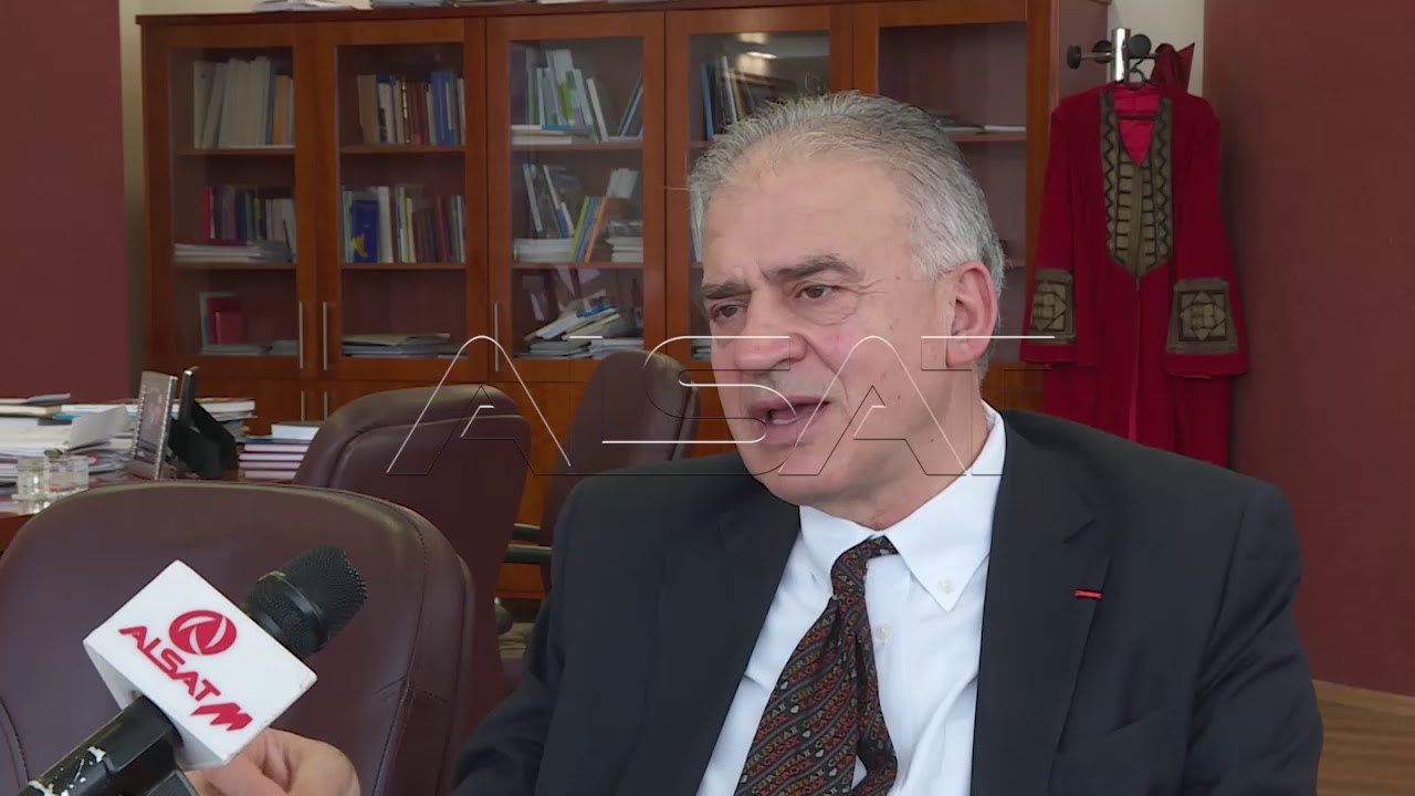Реакции во Грција по палењето на знамето на про...