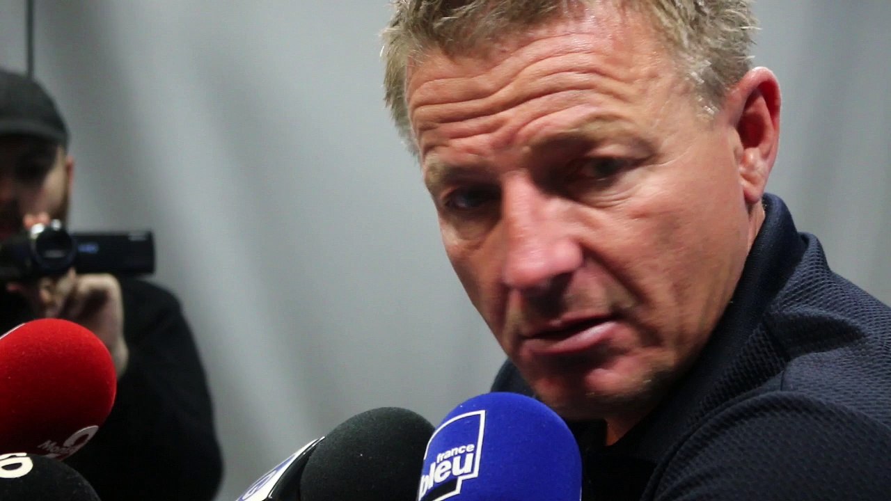 Olivier Guégan, entraîneur grenoblois, réagit après l'envahissement du terrain du GF 38