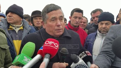 Protesta për luleshtrydhet, fermerët bllokojnë Levan-Tepelenë - Top Channel Albania - News - Lajme