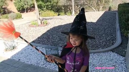 Bé Peanut & Chị Bí Đỏ DIY Chú Nhện Bằng Giấy Bạc Trang Trí Halloween / DIY Spider With Aluminum Foil