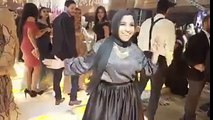 فتاة مصرية تشعل حفل زفاف بوصلة رقص «غريبة»