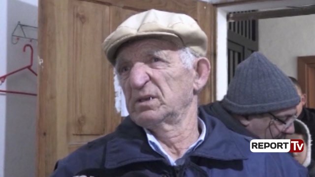 Lezhë, radhë të gjata për të paguar ujin, Qytetarët: Kushte skandaloze në zyrat e shtetit