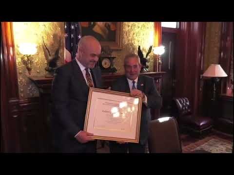 Ora News - Rama merr çmim në Shtëpinë e Bardhë, ia dorëzon i emëruari i Presidentit Trump