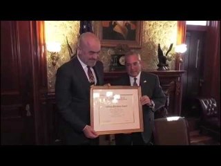 Ora News - Rama merr çmim në Shtëpinë e Bardhë, ia dorëzon i emëruari i Presidentit Trump