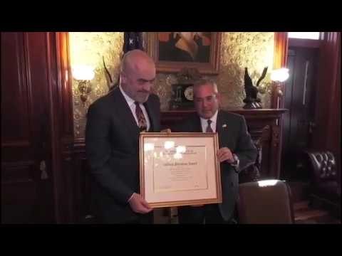 Ora News - Rama merr çmim në Shtëpinë e Bardhë, ia dorëzon i emëruari i Presidentit Trump