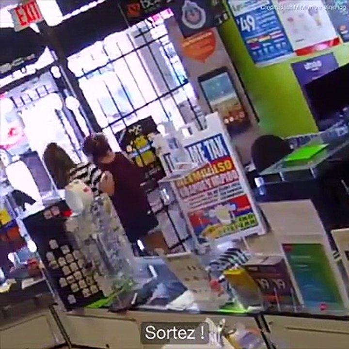 La vendeuse enferme le braqueur dans le magasin, il s'excuse à tout prix !