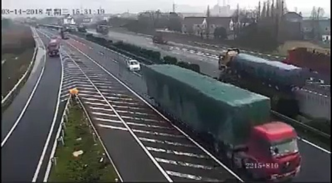 Îl loupe la sortie d'autoroute, s'arrête en plein milieu et provoque des accidents.