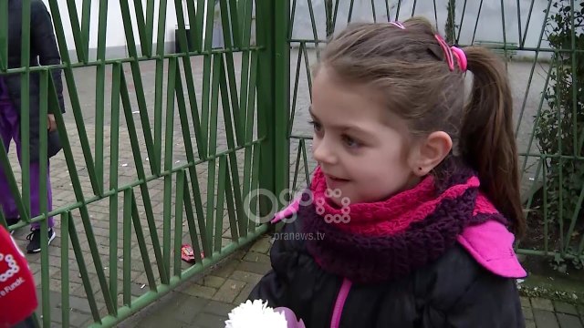 Ora News - Festa e Mësuesit/ Lule, dhurata dhe emocione në shkollat e vendit
