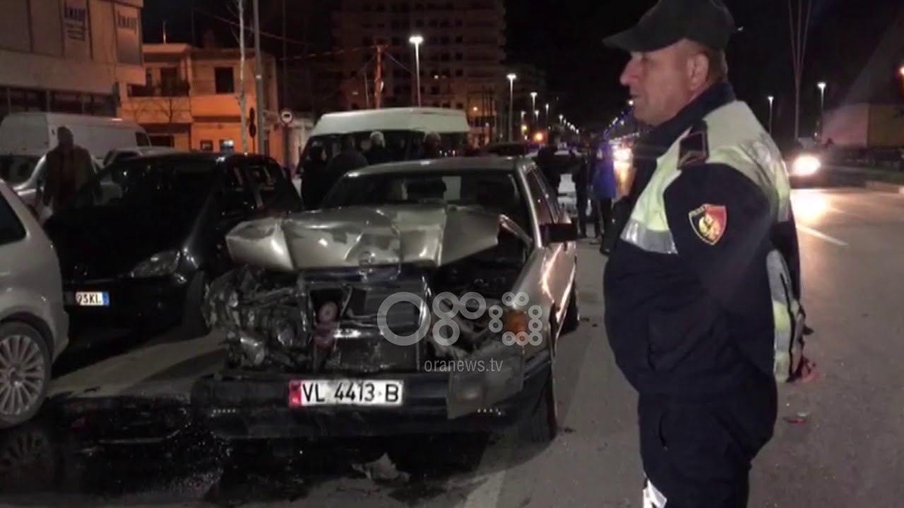 Ora News - Vlorë, Benzi përplaset me Fordin dhe dy makina të tjera të parkuara