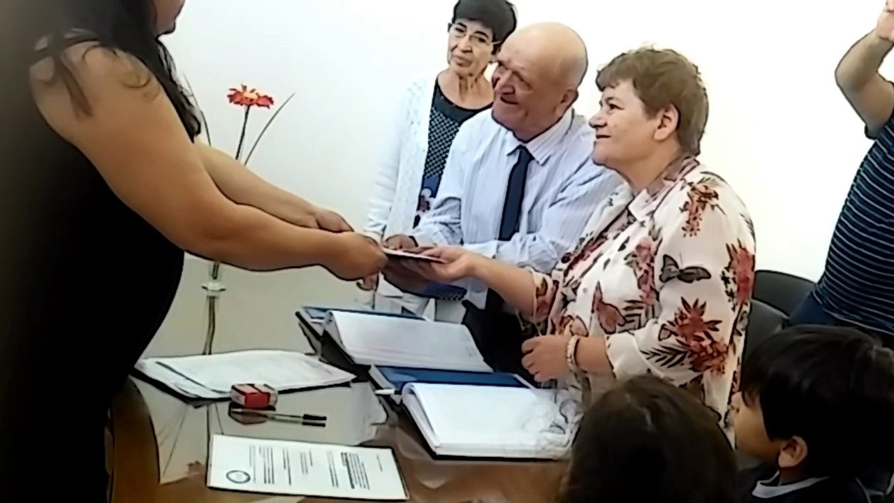Una boda algo especial, EL 85 y ELLA 71