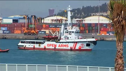El Open Arms atraca en Barcelona tras cuatro días de travesía con 60 inmigrantes en su interior