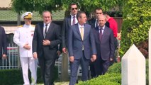 Milli Savunma Bakanı Canikli, İzzetbegoviç'in kabrini ziyaret etti - SARAYBOSNA