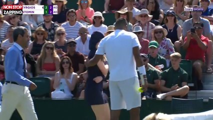 Wimbledon : Une ramasseuse de balles, blessée après un service, fond en larmes (Vidéo)
