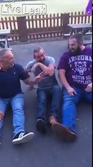 Pire blague : ils coincent leur pote et SURPRISE.. la tête dans le c...