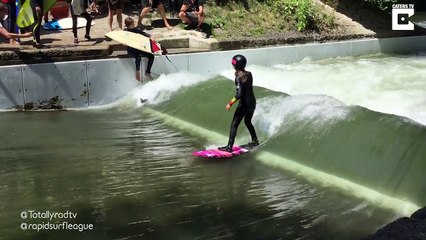 Ce canard surfe une vague à côté d'une surfeuse !
