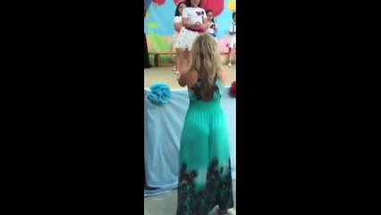 Quand papa tombe amoureux de la maitresse pendant le spectacle de fin d'année au Brésil