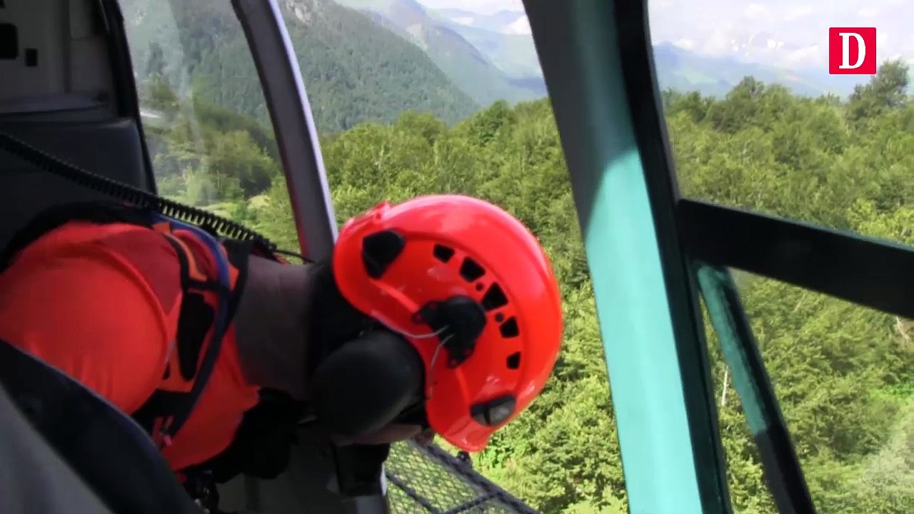 Héli Béarn ravitaille les bergers dans les estives d'Ariège