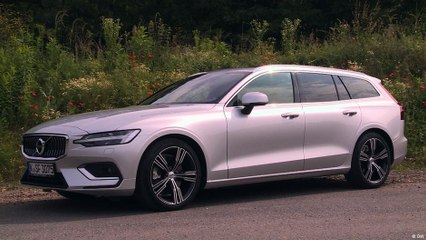 سيارة فولفو V60 بمحرك بنزين